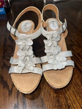 b.o.c. Women's Ivory Floral T-Strap Sandals